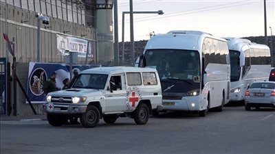 لحظة نقل الصليب الأحمر 7 أسرى إسرائيليين من غزة إلى جيش الاحتلال (فيديو)