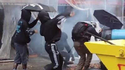  إصابة 18 شرطيا وعدد من المتظاهرين خلال احتجاجات حاشدة في سويسرا دعما لغزة (فيديو)