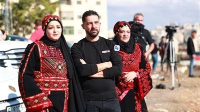 أهالي الأسري الفلسطينيين يجتمعون أمام معتقل عوفر استعدادا للإفراج عن ذويهم 