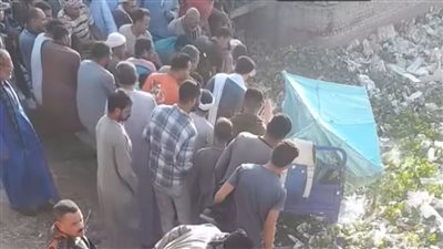 بالأسماء، مصرع طفلة وإصابة 11 آخرين في انقلاب تروسيكل بمصرف مائي بأسيوط 