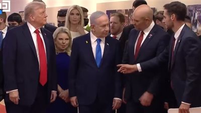 سارة نتنياهو تلاحق ترامب بحركات غريبة وتتعرض لموقف محرج في الكنيست (فيديو)