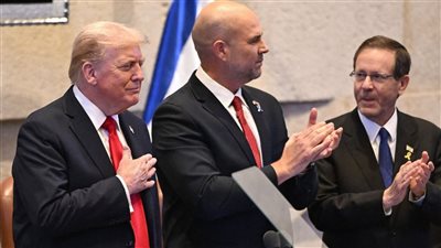 إذاعة جيش الاحتلال: إخراج عضوي الكنيست أيمن عودة وعوفر كاسيف لمقاطعتهما ترامب