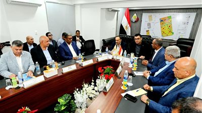 وزير الإسكان ومحافظ أسيوط يتابعان موقف مشروعات مياه الشرب والصرف الصحي