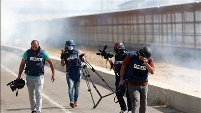 الاحتلال يطلق قنابل الغاز على الصحفيين أمام سجن عوفر أثناء الإفراج عن الأسرى