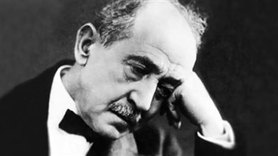 في ذكرى رحيل أحمد شوقي.. رائد النهضة الحديثة في الشعر وكان له تأثير كبير في جيله.. وهذا سر تناوله البيض نيئا واستحمامه بالكولونيا