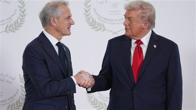 عقدة نوبل للسلام تلاحق ترامب وهذا ما فعله مع ممثل النرويج في شرم الشيخ (فيديو)