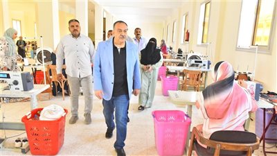 محافظ أسيوط يتفقد مشغل الخياطة بالمجمع الحرفي ويشدد على توسيع نطاق الإنتاج (فيديو) 