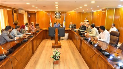 محافظ أسيوط يبحث تطوير الجمعيات التعاونية لتوفير السلع بأسعار مخفضة