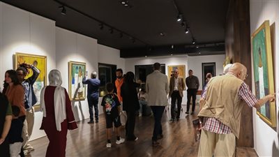 رئيس جامعة حلوان يفتتح معرض 