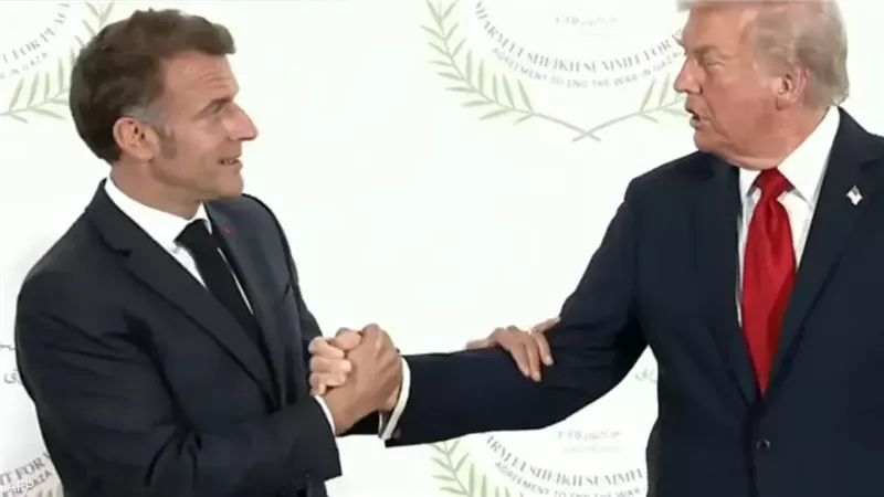 ترامب يصافح ماكرون