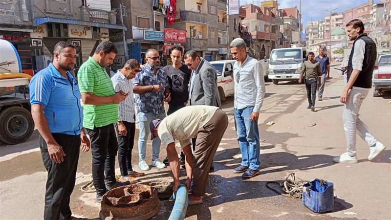 جانب من الأعمال بالبحيرة،