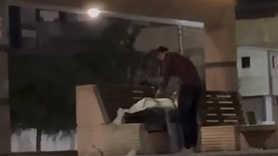 ضابط برتبة إنسان، رئيس مباحث ثان المنصورة يغطي متشردا من البرد 