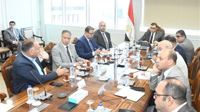 في اجتماعه مع مسئولي 