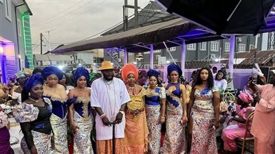 ملياردير نيجيري يثير الجدل، تزوج 19 سيدة ويخطط للارتباط بالزوجة الـ20 (فيديو) 