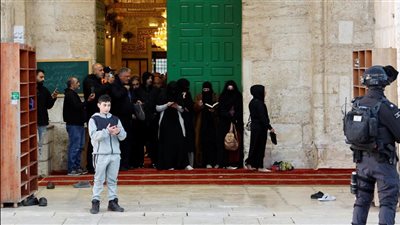 فيديو يثير غضب المسلمين، شرطي إسرائيلي يقتحم مسجدا بحذائه ويخرج المصلين بالقوة