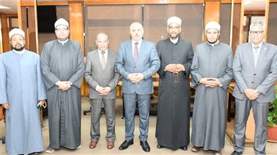 رئيس جامعة القناة يستقبل وفدا من الأزهر الشريف 