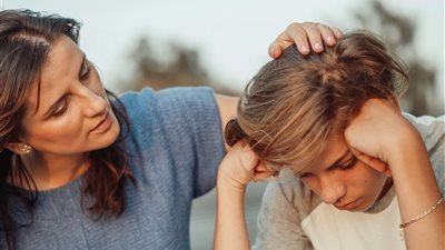 كيف تتحدثين مع ابنك المراهق عن أحلامه وطموحاته بدون نقد؟