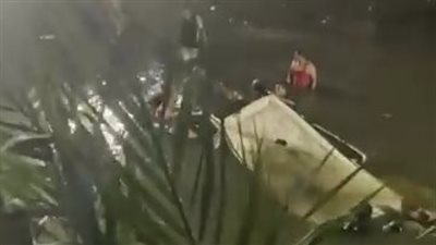 اللقطات الأولى لحادث انقلاب ميني باص بترعة في الدقهلية ومصرع شخص وإصابة 10 آخرين