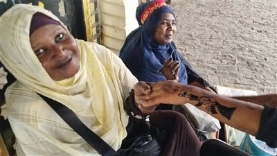  العقرب والأسد بـ 10 جنيهات، طقوس رسم الحنة في مولد السيد البدوي على الطريقة السودانية (فيديو)