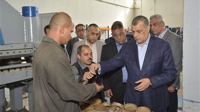 وزير الإنتاج الحربي يطمئن على سير العملية الإنتاجية بـ