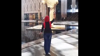 بتعويذة فرعونية ومفتاح الحياة، مصرية تثير الجدل بتبخيرها المتحف الكبير لحمايته قبل افتتاحه (فيديو) 