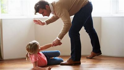 تفسير حلم الضرب من الأب في المنام وعلاقته بوجود خلافات زوجية 