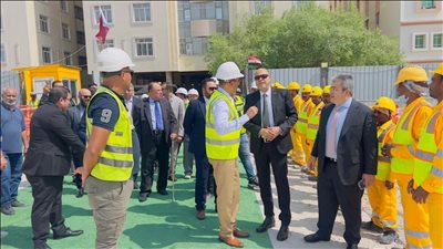 وزير العمل يزور موقع شركة المقاولون العرب في قطر ويلتقي العاملين (صور)