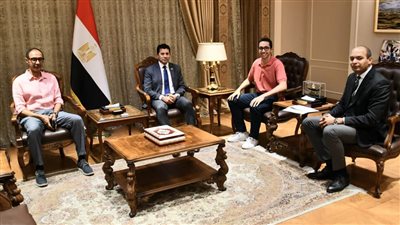 وزير الرياضة يلتقي بطل السلاح محمد حمزة للاطمئنان على برنامجه العلاجي