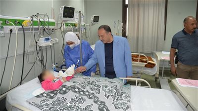 محافظ أسيوط يزور الأطفال المصابين في حادث سقوط تروسيكل بمنقباد 