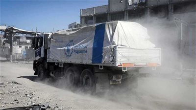 شاحنات المساعدات تتدفق إلى غزة بعد حل خلاف رفات الرهائن (فيديو) 