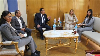 آداب عين شمس تستقبل وفد جهاز تنمية المشروعات لبحث التعاون المشترك