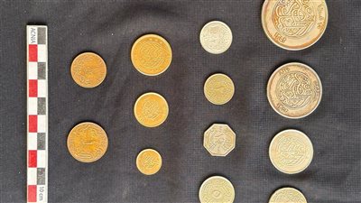 اكتشاف كبسولة رصاصية نادرة تحتوي على عملات تاريخية في الإسكندرية