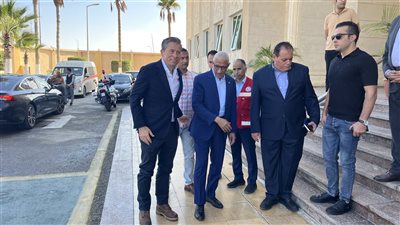 محافظ شمال سيناء ووكيل الأمين العام للأمم المتحدة يتفقدان مستشفى العريش