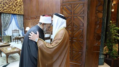 سفير الإمارات الجديد بالقاهرة يقبل رأس شيخ الأزهر 