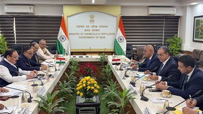 تفاصيل لقاء بدر عبد العاطي مع وزير الكيماويات والأسمدة الهندي 