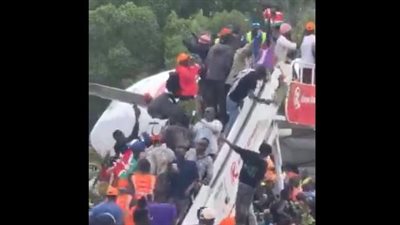 بعد وفاته المفاجئة بالهند، كينيون يقتحمون مطار نيروبي لتشييع جثمان رئيس الوزراء السابق (فيديو)