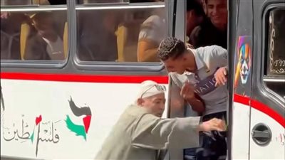 عرض المسن ضحية السقوط من ميني باص المنصورة على الطب الشرعي 