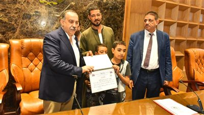 نموذج للشهامة، محافظ أسيوط يكرم منقذ أطفال 