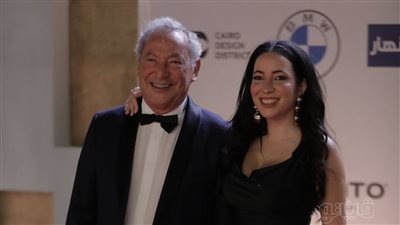 سميح ساويرس وابنته يلتقطان صورًا تذكارية على ريد كاربت الجونة السينمائي (فيديو)