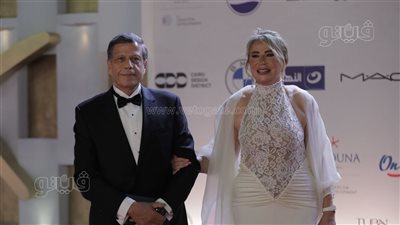 ظهور إيناس الدغيدي برفقة زوجها على ريد كاربت الجونة السينمائي (فيديو)