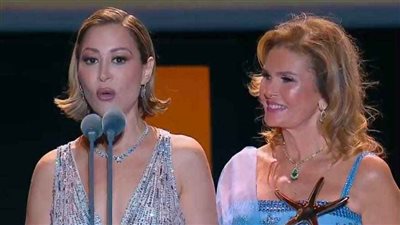 يسرا تقدم تكريم منة شلبي في مهرجان الجونة السينمائي