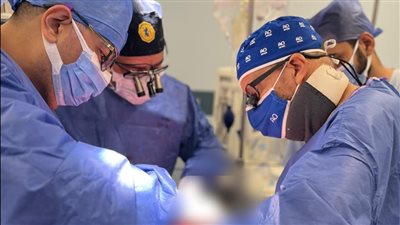 أطباء جامعة القناة ينجحون في تصحيح اعوجاج وتحدب عمود فقري لطفلة  