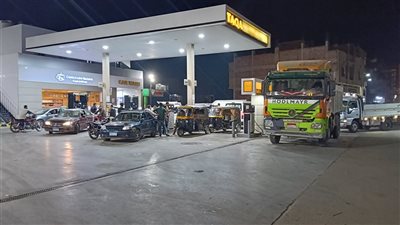قبل تطبيق زيادة البنزين والسولار رسميا، زحام على محطات الوقود بالمنوفية (صور)