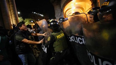 قلب بيرو يحترق، ألفاريز يعلن الطوارئ في العاصمة ليما بعد تظاهرات واسعة (فيديو)