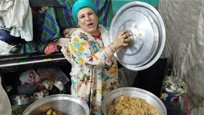 محشي وفول نابت بالمجان، الشيخة هالة توزع وجبات طعام على مريدي السيد البدوي (فيديو)