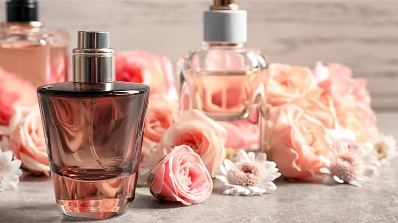 وضع العطر للنساء،