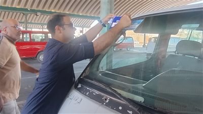 وضع ملصقات التعريفة الجديدة بمواقف السيرفيس فى الإسكندرية 