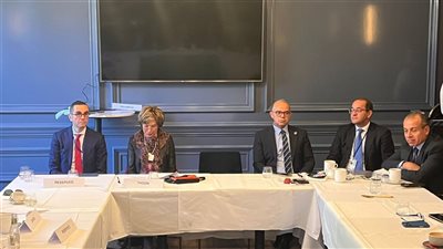 وزير الاستثمار يشارك في 