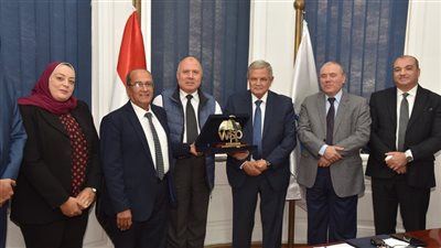 رئيس القابضة يكرم 