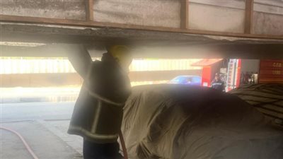 إخماد حريق في سيارة بقنا